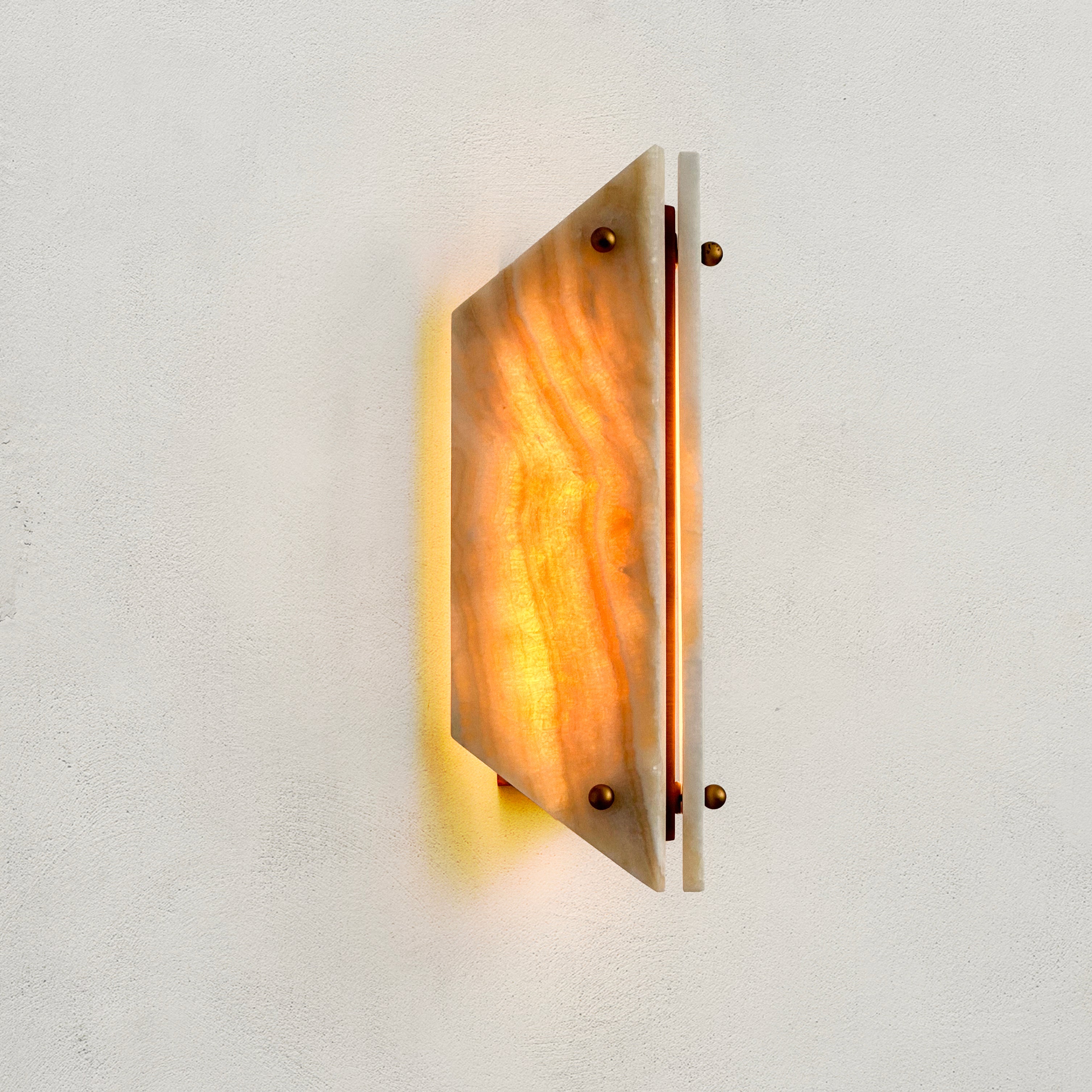Valva Alabaster Sconce