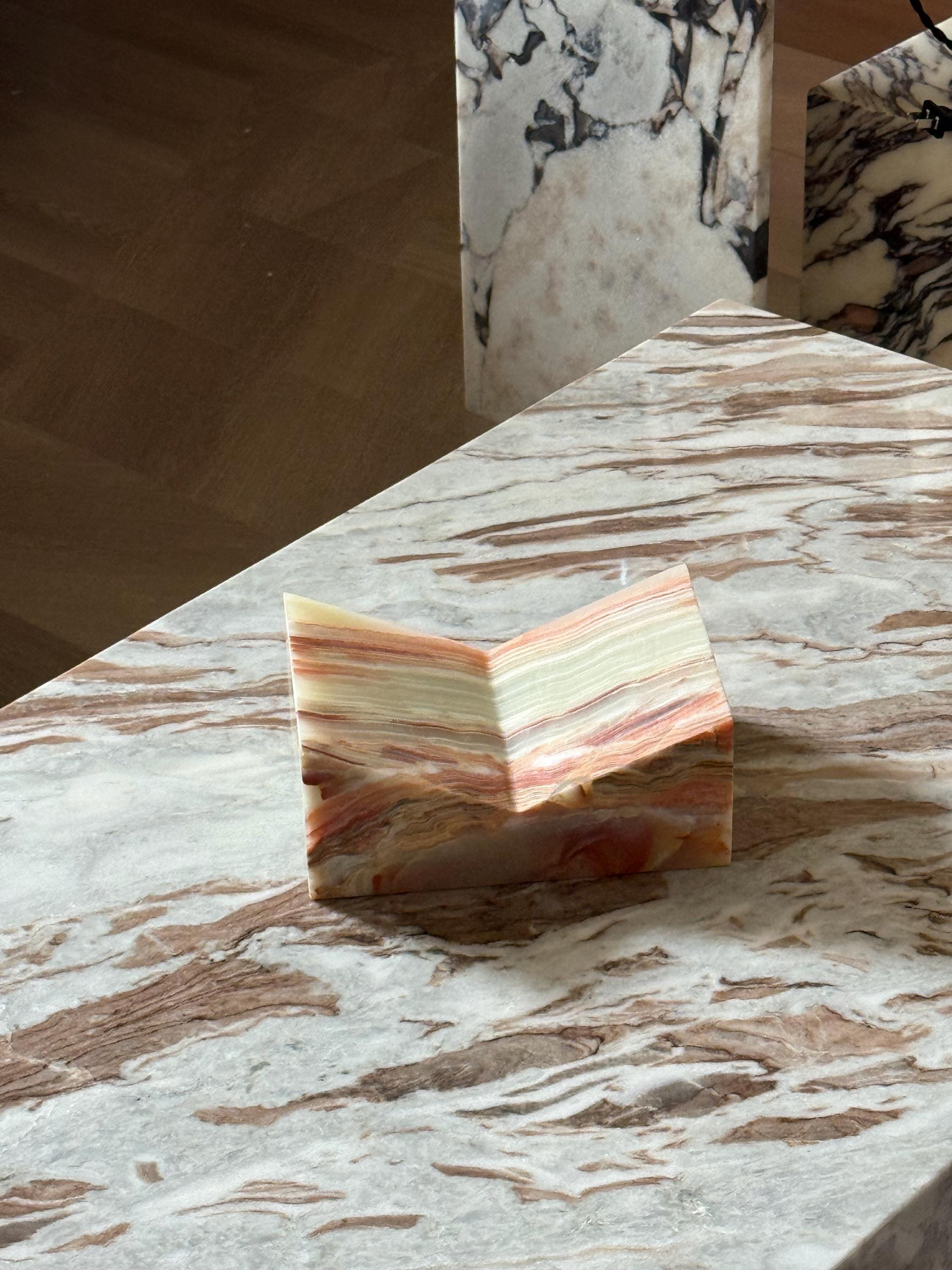 The V Bookstand - Lux Onyx