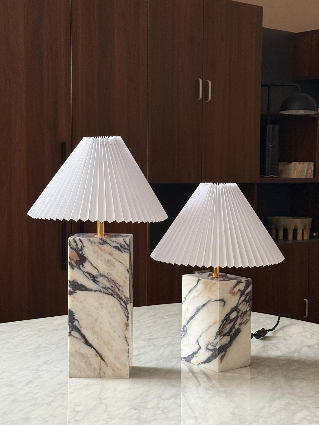 Calacatta Viola Marble Table Lamp – Sculptural Elegance with Pleated Fabric Shade