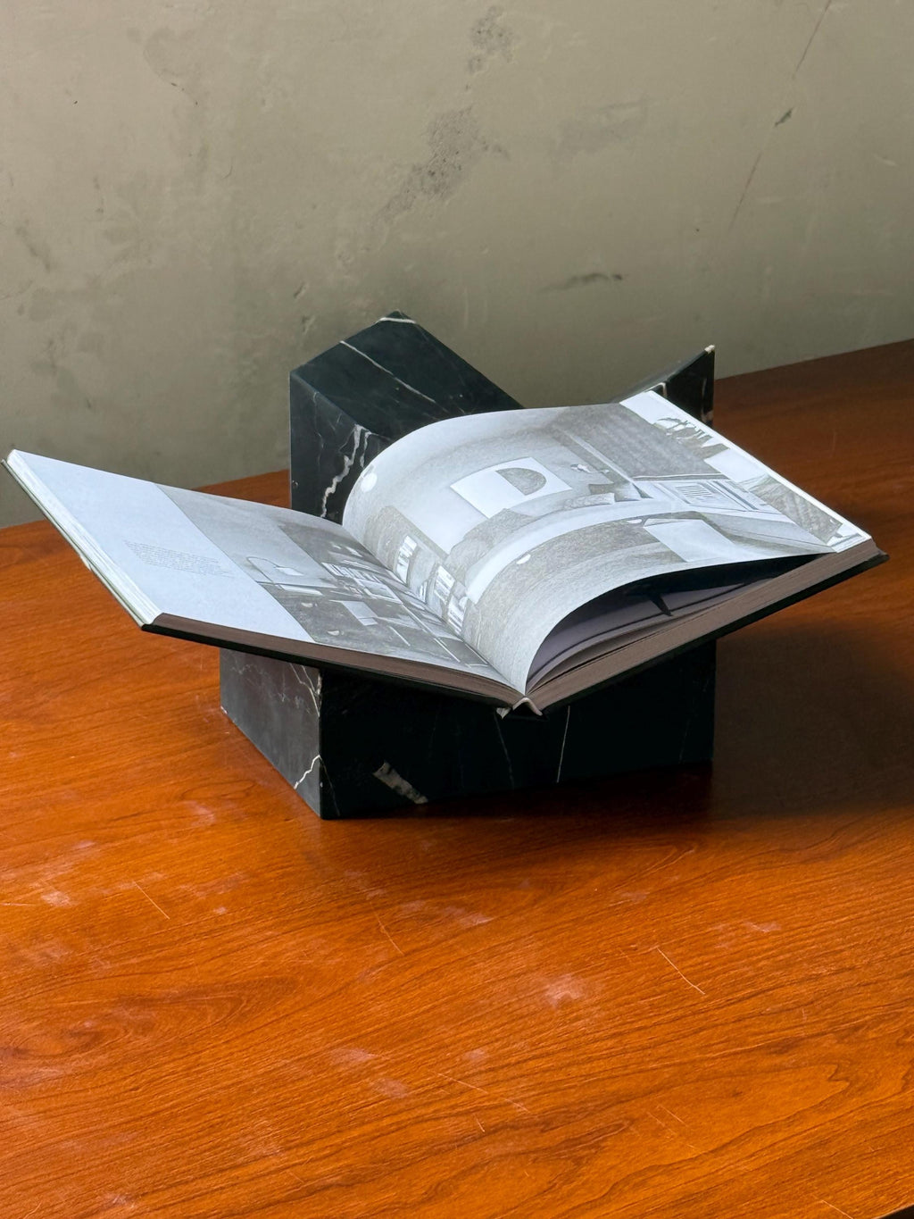 The V Bookstand - Nero lack