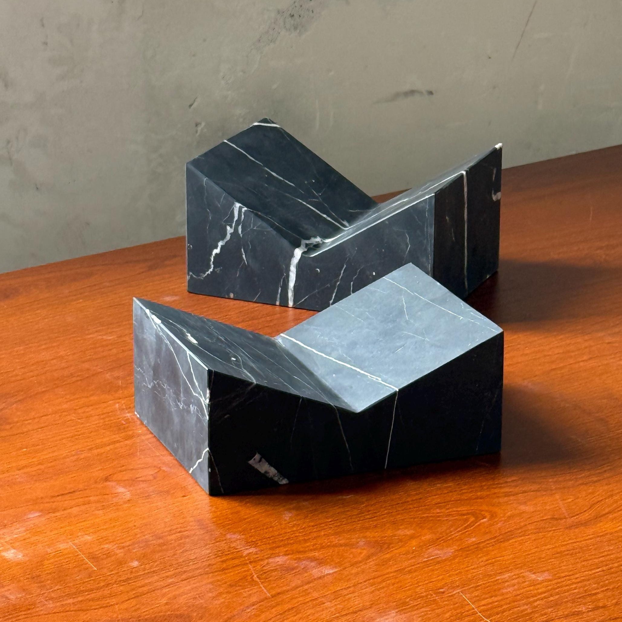 The V Bookstand - Nero lack