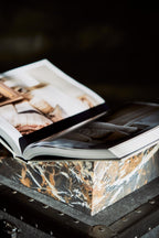 The V Bookstand - Nero Portoro