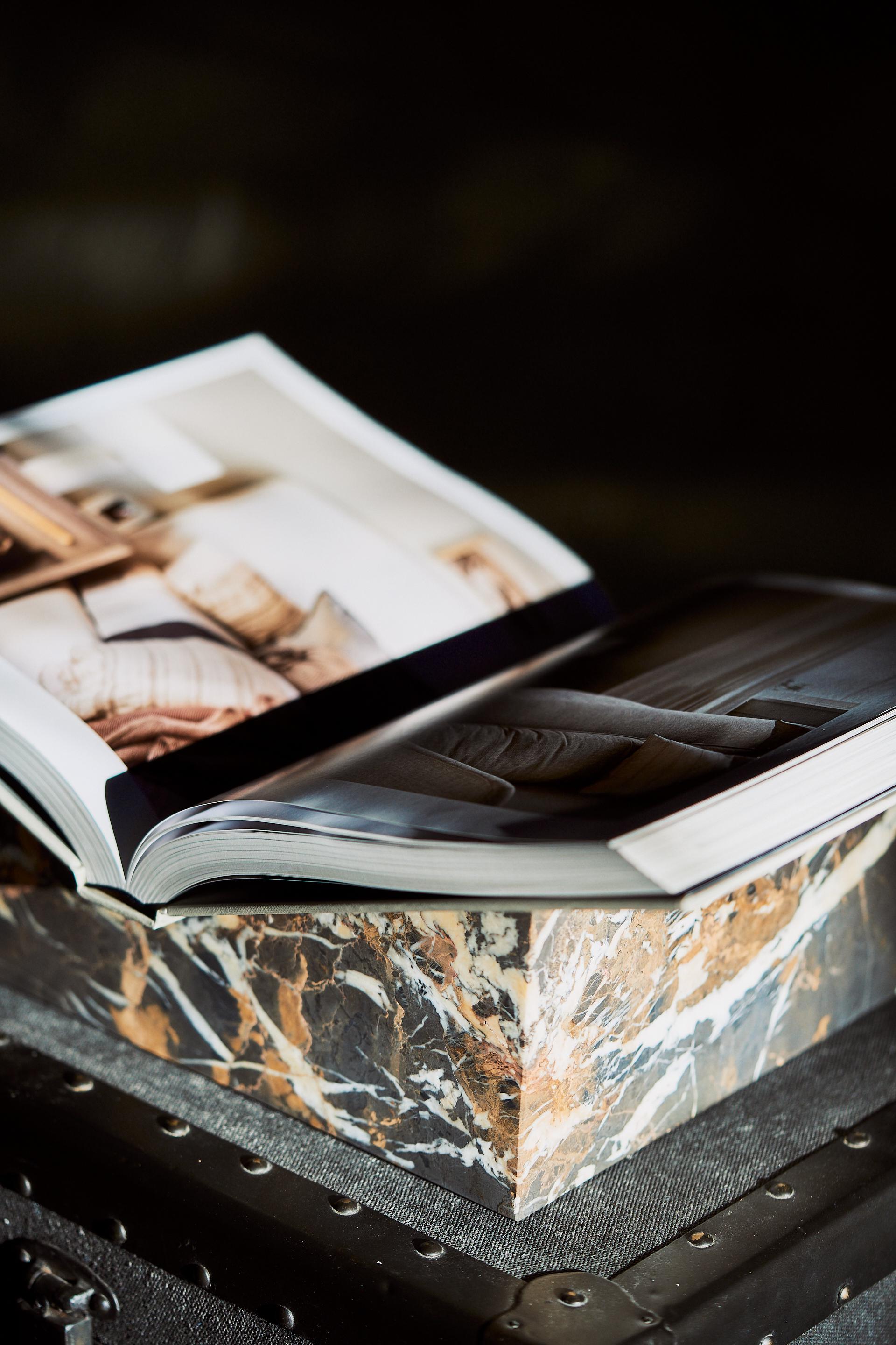 The V Bookstand - Nero Portoro