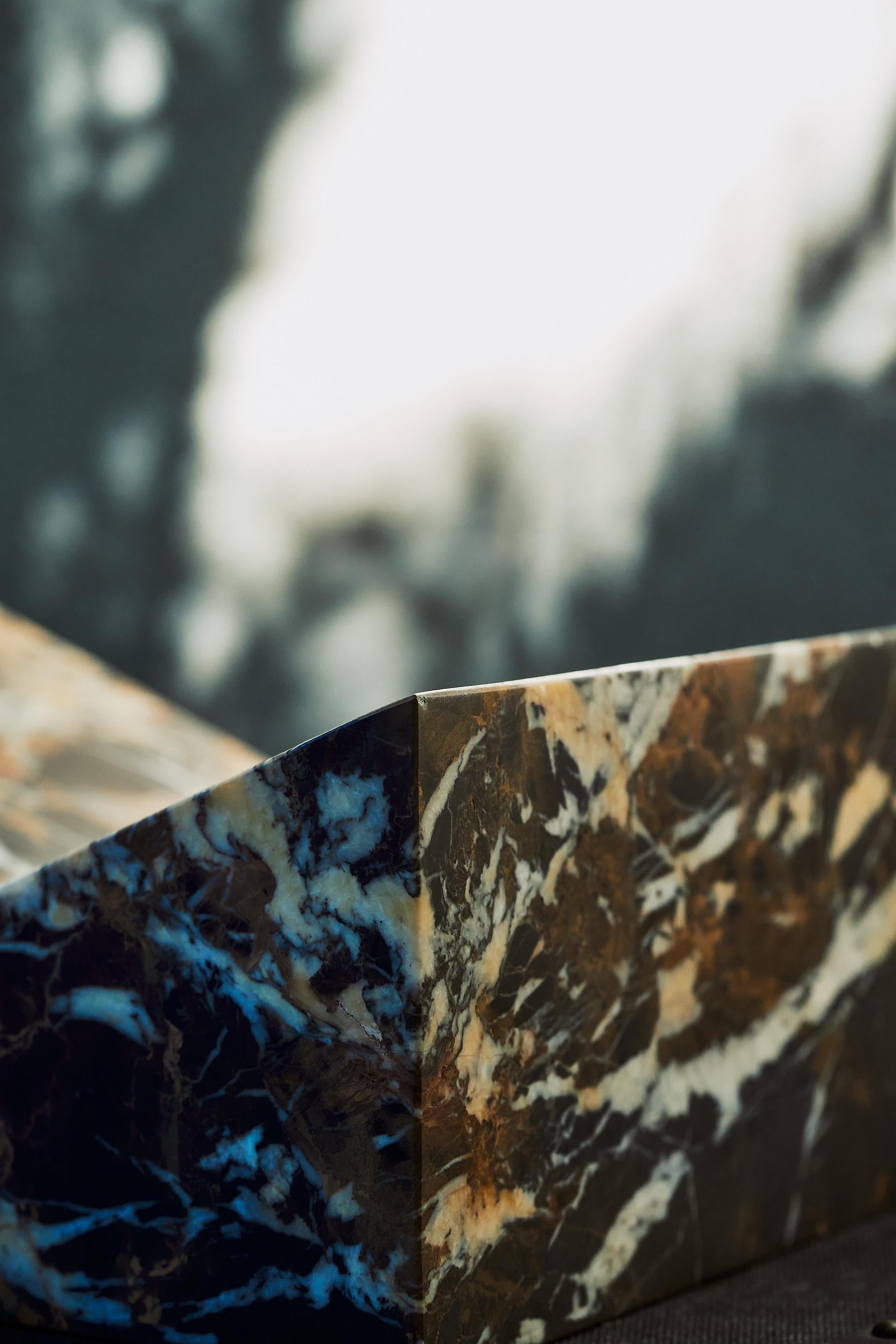 The V Bookstand - Nero Portoro