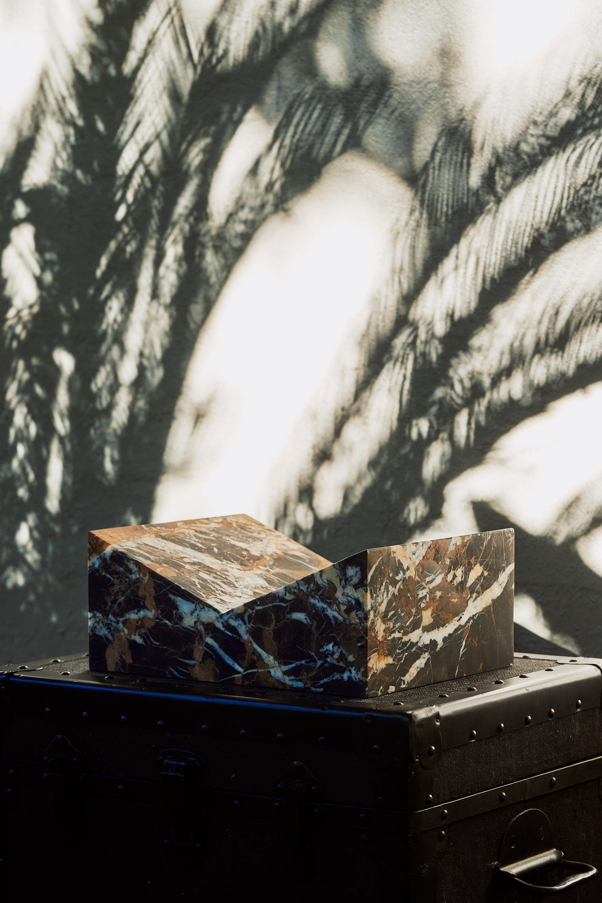 The V Bookstand - Nero Portoro