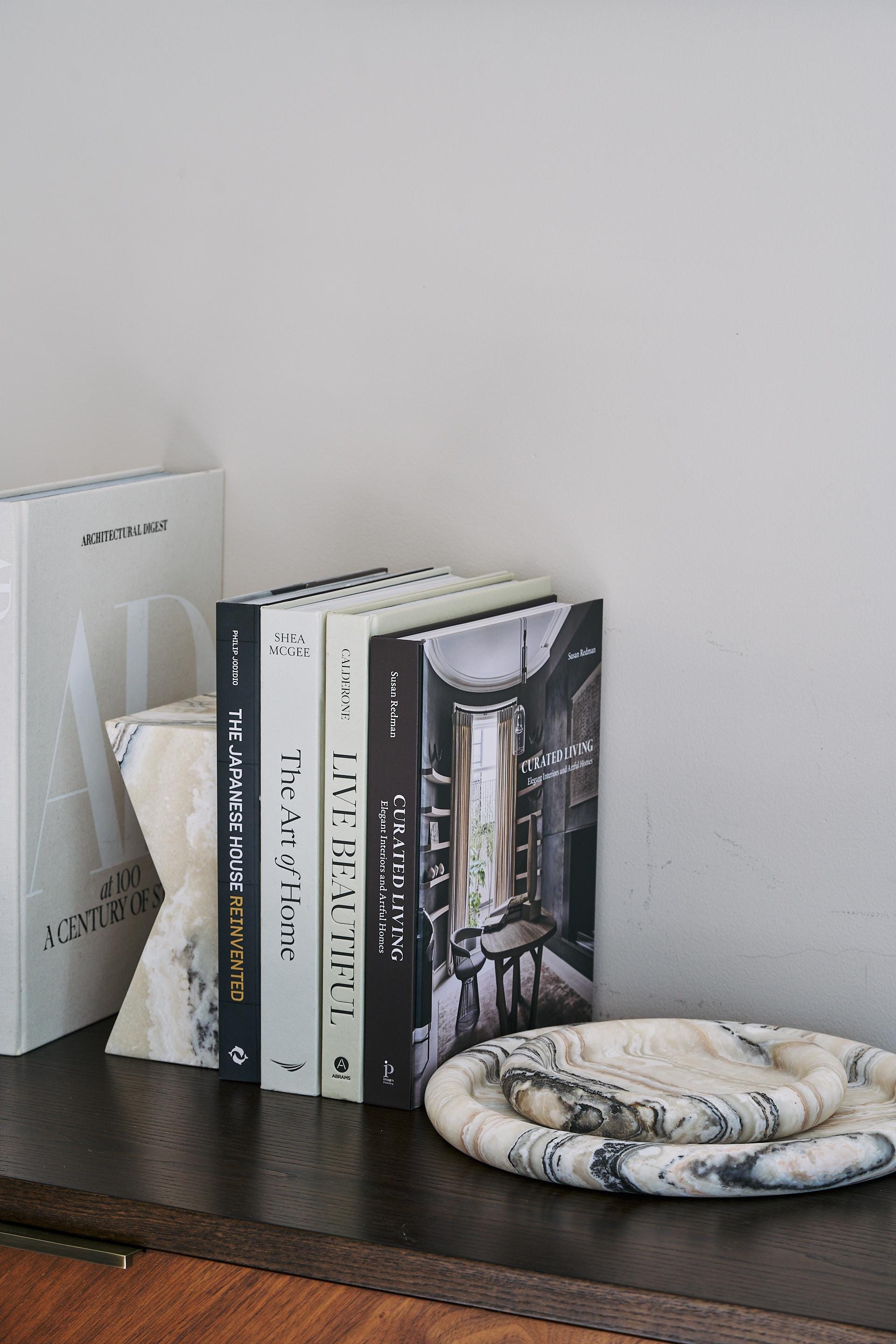 The V Bookstand - Traonyx