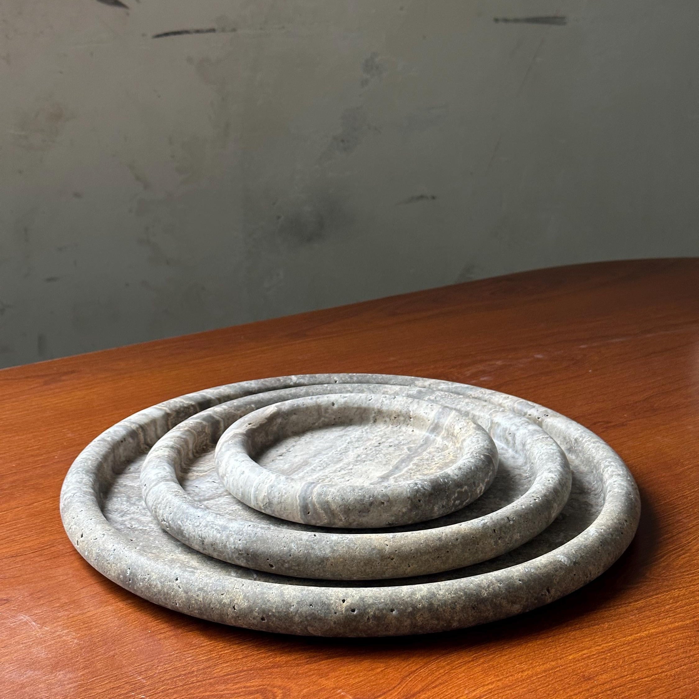Atoll Round Tray - Silver Travertine