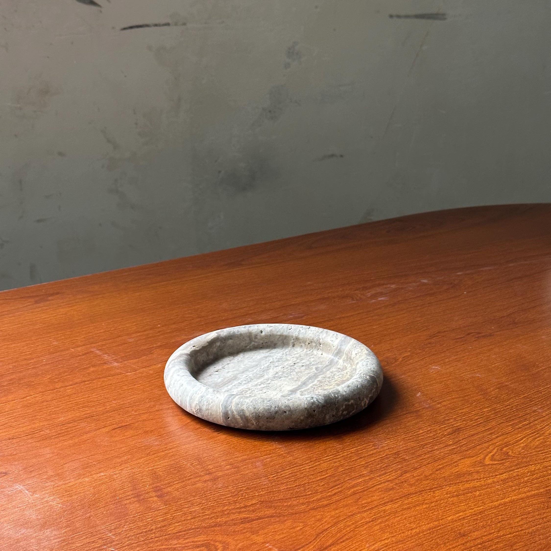 Atoll Round Tray - Silver Travertine