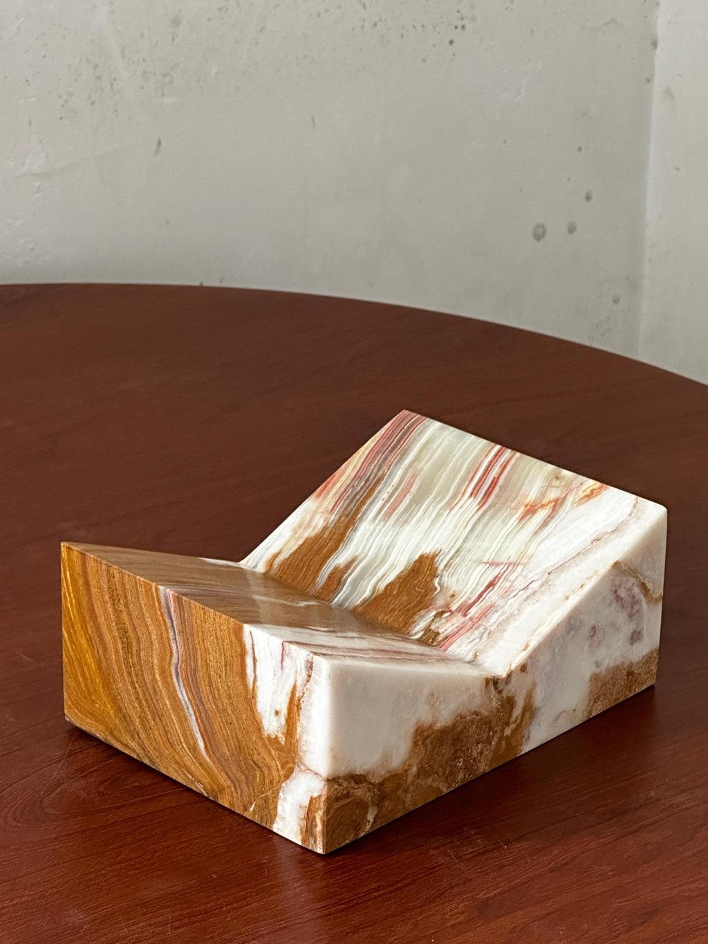 The V Bookstand - Lux Onyx
