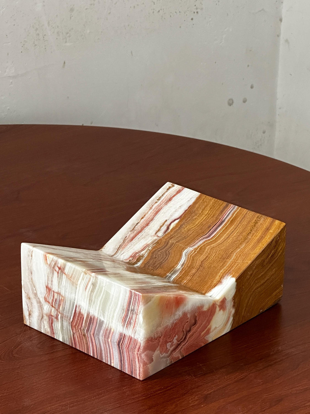 The V Bookstand - Lux Onyx